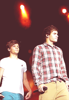 louis-tomlinson-1direction-blog:  Liam and Louis being adorable during Harry’s solo in WMYB 