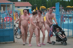 nudistlifestyle:  Great nudist family photograph, depicting exactly what this lifestyle is all about ! 