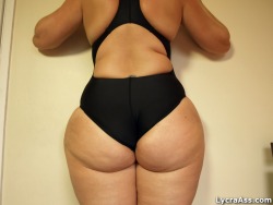big-ass-women:  big juicy ass in tight spandex