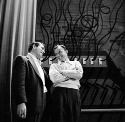 fuckyeahthevoice:  Frank Sinatra and Perry Como, backstage at The Frank Sinatra Show, 1951 
