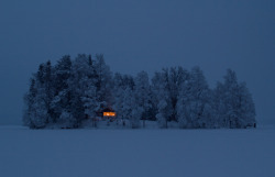 kuanios:Cottage on an island near Nora, Sweden. Submitted by Jonas Loiske. (via cabinporn)