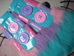 magicalulala:  Fluffy legwarmers I made for Kyary Pamyu Pamyu ♡ I will give them to her this Saturday at Japan Expo…I hope she will like them ! 