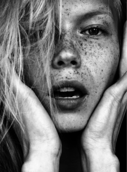 purifey:  miel-doux:  love freckles  she has such a unique beauty that is so much better than the typical blonde bimbo ♡  bimbo isn&rsquo;t a nice word. however she is gorgeous