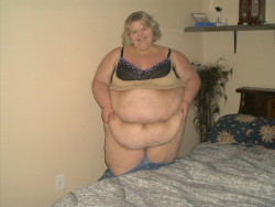 fuckyeahbbwbellyhang:  Fat Plump Thick Chubby Amateurs Just The Way You Like Them…  www.bigbigbigmamas.com