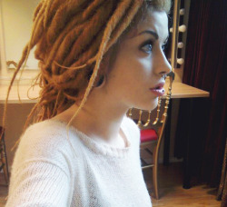 cjluvzya:  white girls with dreads … omfg.. unffff