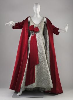 defunctfashion:  Arnold Scaasi | Ensemble | c. 1958 The simplicity of the cut makes me swoon.  And when did we stop wearing coats with our gowns? I would die to see an opera coat on a red carpet today. 