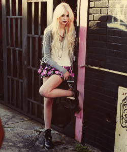96/100 pictures of taylor momsen