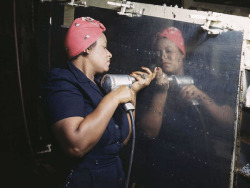 violencegirl:aint-got-nothin-at-all:  boobsbirdsbotany:   Real life “Rosie the Riveter” - Tennessee, 1943. From the Library of Congress collection, 1930’s-1940’s in Color.   GLORIFY THE SHIT OUT OF THIS IMAGE  !!!!!!!!  Painting a more accurate