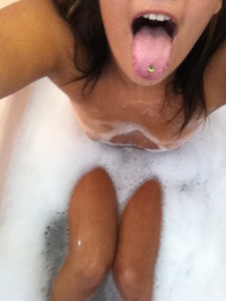 Ever gotten a blowjob in a bathtub? (; (f)