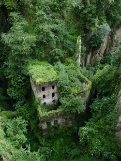  Abandoned building in Vallone dei Mulini near Sorrento, Italy (by liverweb). 