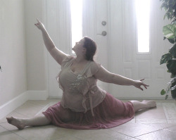 sophisticatedlesbian:  imjustsarahcate:  chubby-bunnies:  USA size 18/20 I’ve gained 50 pounds in the past 5 years, but I’m happier despite it all. Still rocking the dance! :D  GORGEOUS!  rock on sweetheart rock on 