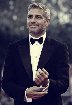 acollectionofwellbehavedbeards:  george clooney (via theBERRY) 
