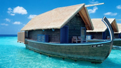 white-beaches:  coral-oceans:  coconut-desire:  white-beaches:  Boat Hotel, Cocoa Island, Maldives     Queued! x  