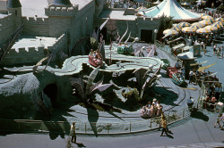 vintagedisneyparks:  Alice in Wonderland, circa 1962. Via Roadside Pictures on Flickr. 