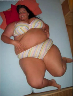 fuckyeahbbwbellyhang:  http://fuckyeahbbwbellyhang.tumblr.com/   Killing you oh so softly with the BIGGEST and softest BBW bellies, boobs and ass!