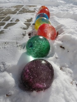 thelittlestthrasher:  youngbadmanbrown:  seetheskyabove:  missskips: Fill balloons with water and add food coloring, once frozen cut the balloons off and they look like giant marbles. WHAT IS THIS MAGIC I’m going to do this and deposit random groupings
