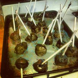 loveonfire:  What happens when Sarah and I try to make cake pops in a rush. D:  Omg it was horrible but so funny xD