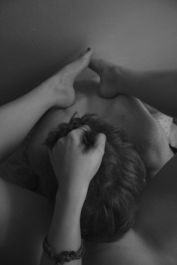 goldpheey:  hystrionics:  sensual-serendipity:  Forever reblog. Run your fingers through my hair while my face goes to work.  I do this. ;)  Good boy..