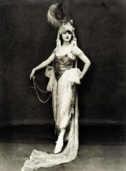 thedramaofexile:  Ziegfeld Follies showgirl Jessie Reed by Edward Thayer Monroe c. 1920  