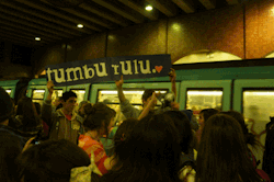more-smiles-and-cries-less:  sayyourfuckingprayers:  tearsofrainbow:  waydown:  Meet-up Tumblr :D  ESTA WEÁ ES LO MÁS HERMOSO &lt;3 (Maite de asomao &lt;3)  dejar la caga en el metro es la cumbia   :c 