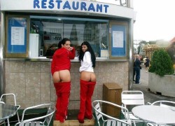 fastfoodflashers:   Two sexy girls flashing their curvy butts at a walk-up restaurant  