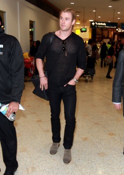 jasonlasers:  bizarre-sugar:  Chris Hemsworth arrives at Sydney International Airport in Sydney Australia on the 24th of July 2012.(July 23, 2012 - Source: Snapper/Bauergriffin)  YOUR FUCKING SHIRT YOU ASSHOLE  
