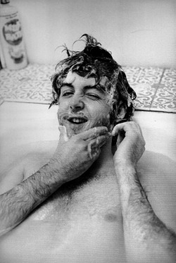 mariabeatleaddict:  lindamccartneyphotography-blog: Paul McCartney, London, 1968  HE’S JUST SO SEXY 
