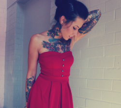 me encantan los vestidos, me encantan los tatuajes. 
