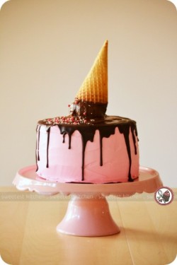 gastrogirl:  melting ‘ice cream’ cake. 