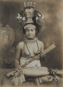 kaitaekiai:  steroge:  Samoan princess in headdress, c.1880 by Thomas Andrew (attributed)  “samoan princess”