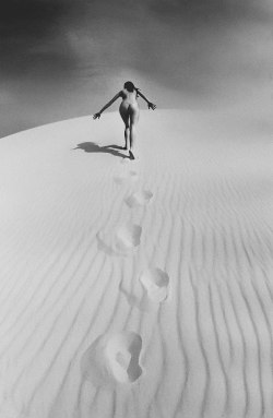 realityayslum:  Jeanloup Sieff - Femme nue gravissant une dune, 1970. … via Ars Photographica 