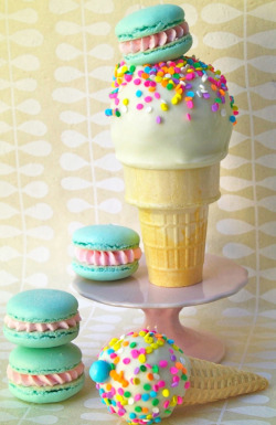 gastrogirl:  creative ice cream cone cotton candy macarons. 
