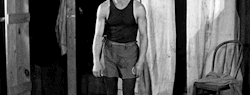 bustrkeatn:  1/100 Favorite Buster Keaton gifs.  Mam retrofilię. No nie może inaczej być. 