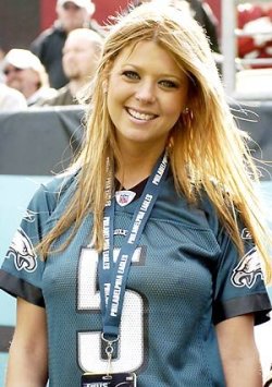 cute-girls-wearing-jerseys:  Tara Reid is hot except she’s an Eagles fan