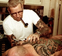 espalhandocultura:  As tatuagens Old School, ou “tradicionais”, tiveram sua origem por volta da década de 1890. Porém, a popularização deste estilo de tatuagem ocorreu após o ano de 1920, em uma época que a maioria dos tatuadores foi trabalhar