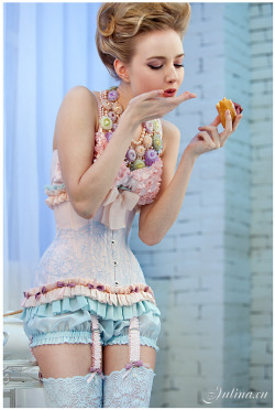 subbie333:  peachylingerie:  Birdie corset by Julina.  Unusual but very pretty. 