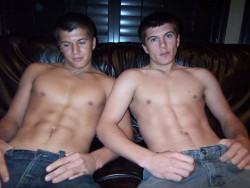 9ndy9lamo:  It would be damn near impossible to resist these twins..  Wish they&rsquo;d get freaky with each other&hellip;