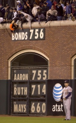 BACK IN THE DAY |8/7/07| Barry Bonds breaks Hank Aaron&rsquo;s record by hitting his 756th home run.