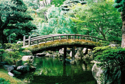 12cardigans:  Oike-niwa garden bridge by