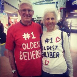 Olha esse casal de idosos que veste uma blusa dizendo que são os fãs mais antigos do Justin, haha. Que fofos 