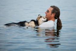 liesandkicks:   El perro (a sus 19 años) sufre de artritis, enfermedad que no lo deja dormir por las noches.  Es por esto que su dueño lo lleva cada día al Lago Superior para que pueda descansar de su dolor y dormir mientras se encuentra en el agua.