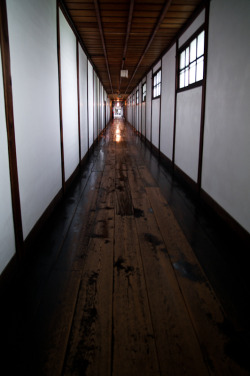 ontheroad:  Wooden passage | Higashi Honagan-ji   (via imgTumble)