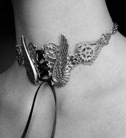 submissivefeminist:  This is the most beautiful collar I’ve ever seen… 