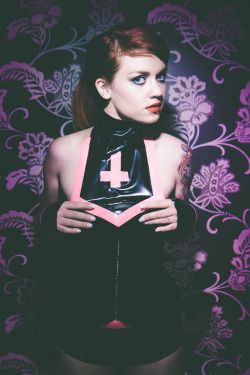 latexpics:  sophiecash:  Latex choker bib and hot pants made by Natalie Cammish, Modelled by Sophie Cash, shot by Ben Walker!  Ehm, ok, kind of lost me on the garment tags, but it sure looks good.