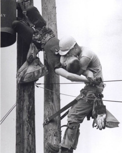 sailorboy1264:  El beso. 1967. 17 de Julio. Florida. El fotógrafo norteamericano Rocco Morabito se encuentra de servicio para el periódico local de Jacksonville cuando un fuerte estruendo le sorprende de camino a su automóvil. Un operario de las líneas