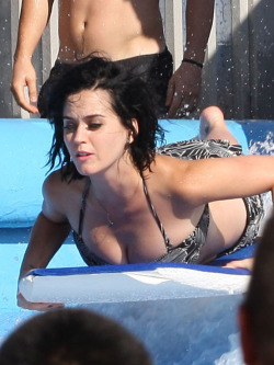 finofilipino:  El accidente acuático de Katy Perry Al parecer fue a hacer surf en una piscina de olas y se le acabó viendo todo el culamen… el resto de fotos en el Arca.