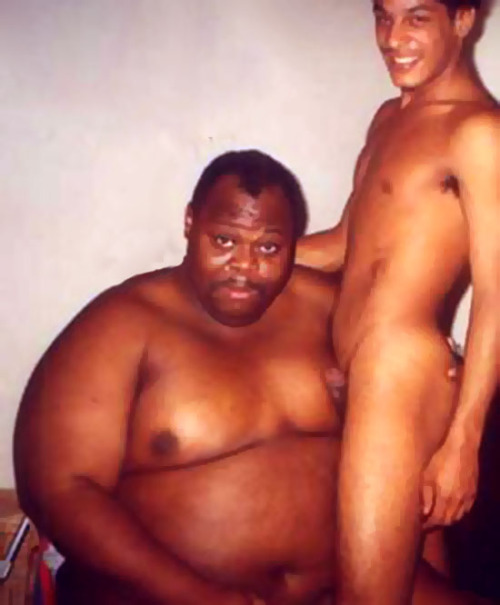 mikebigbear:  superchubby:  Superchubby and chaser     Damn, wish that was me up against that sexy big man