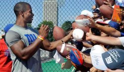 pleaseillluminateme:  rozoonthego:  #sportsimages NY Giants VICTOR CRUZ  can we take a moment to appreciate how ridiculously hug his arms have gotten? def bigger than last year.  VICTOR CRUZ ARMS APPRECIATION SEASON BEGINS NOW.
