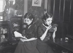 plaisirdelire:  Martin Munkacsi - Daisy and Violet Hilton, Birmingham, 1932. 
