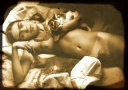 Is this Frida Kahlo naked with a cat?  If